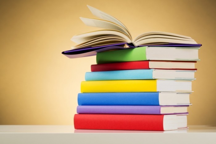 shutterstock 156933149 700x466 Стопка разноцветных книг   Stack of colorful books