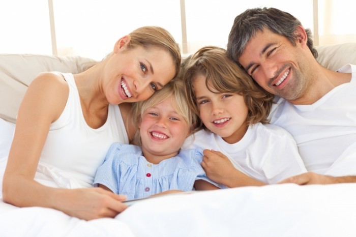 shutterstock 46389388 Family 4 inbed 700x466 Семья с детьми   Family with children