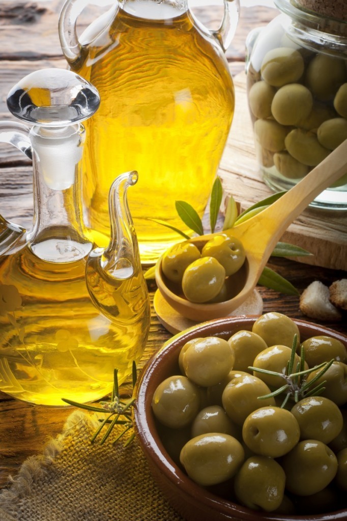 shutterstock 93888763 682x1024 Оливковое масло и оливки   Olive oil and olives