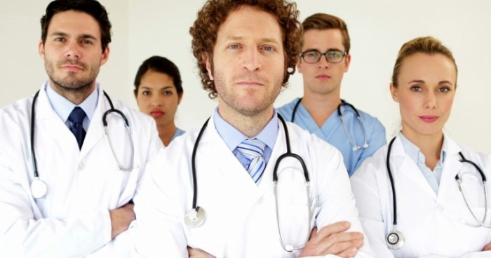 stock footage medical team looking at the camera with arms crossed at the hospital 700x368 Команда медиков   Medical team