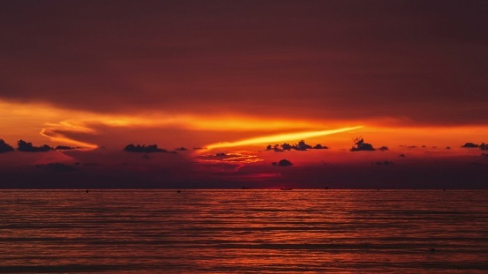 stock footage time lapse sunset over sea 700x393 Морской пейзаж ночью   Seascape at night