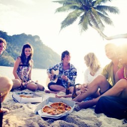 Веселая компания на пляже - Merry Company on the beach