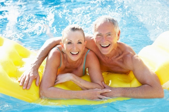 Stokovaya fotografiya para v basseyne na naduvnom matrase. 700x466 Пара в бассейне   Couple in pool