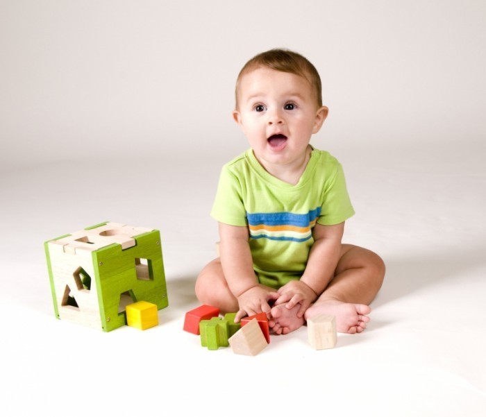 baby shutterstock 64609939 700x601 Ребенок с кубиками   Child with ice