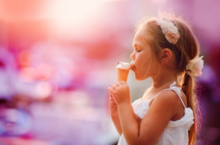 c7afb276c8b2ec58 shutterstock 139684162.xxxlarge 2x 700x464 Девочка с мороженым   Girl with ice cream