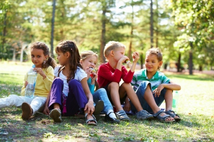 group on ground shutterstock 61885681 700x466 Дети на природе   Children Outdoors