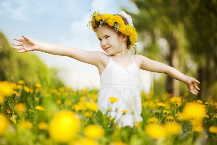 istock 000013112749xxxlarge 700x466 Девочка на цветочном поле   Girl in the flower field