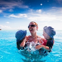 Женщина с детьми в воде - Woman with children in water