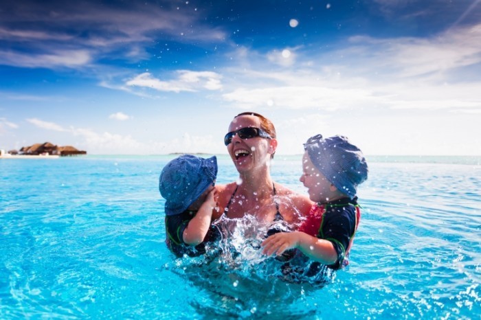 shutterstock 100806973 700x466 Женщина с детьми в воде   Woman with children in water