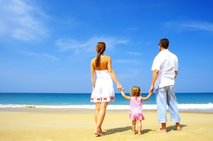 shutterstock 11125762 700x463 Семья на пляже   Family on the beach