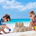 Дети строят песочный замок - Children build sand castle