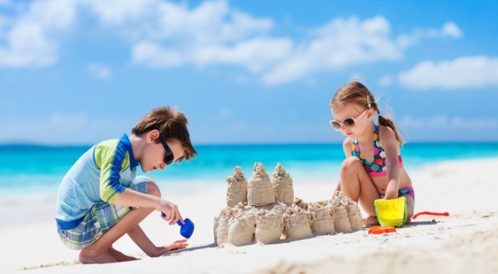 shutterstock 131031266 sm 700x385 Дети строят песочный замок   Children build sand castle