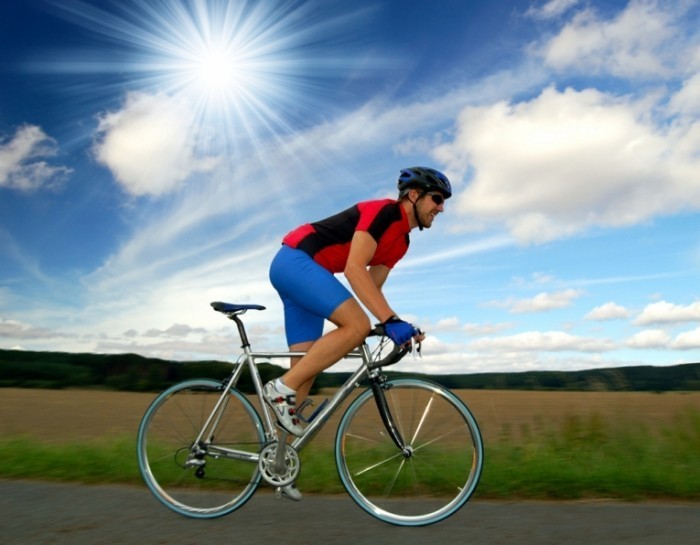 shutterstock 23030359   kopie 700x545 Велосипедист на природе   Cyclist on the nature