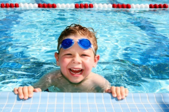 shutterstock 28119070 700x466 Мальчик в бассейне   Boy in the pool