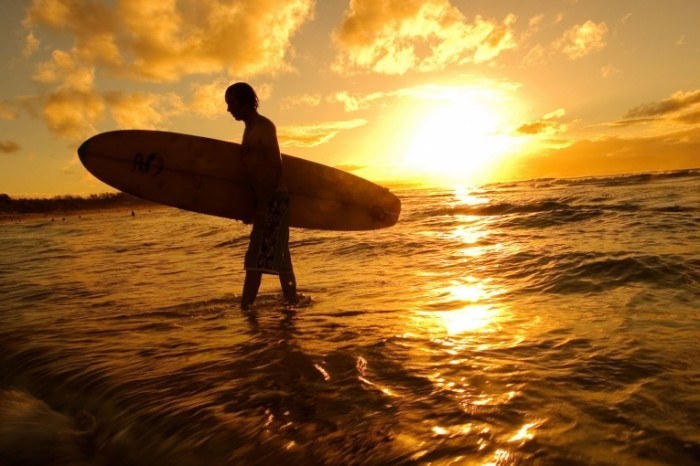 shutterstock 2863983 700x466 Парень с доской для серфинга   Man with surfboard