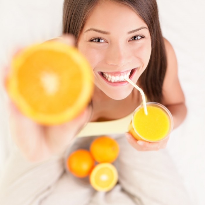 shutterstock 691050851 700x700 Девушка с апельсинами   Girl with oranges