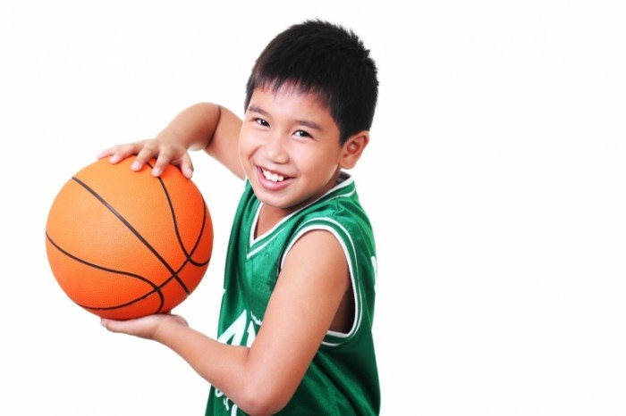 shutterstock 70067704 700x466 Мальчик с баскетбольным мячом   Boy with a basketball