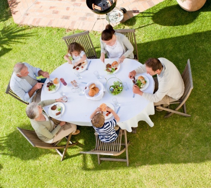 shutterstock 72624130 700x623 Семейный обед   Family dinner