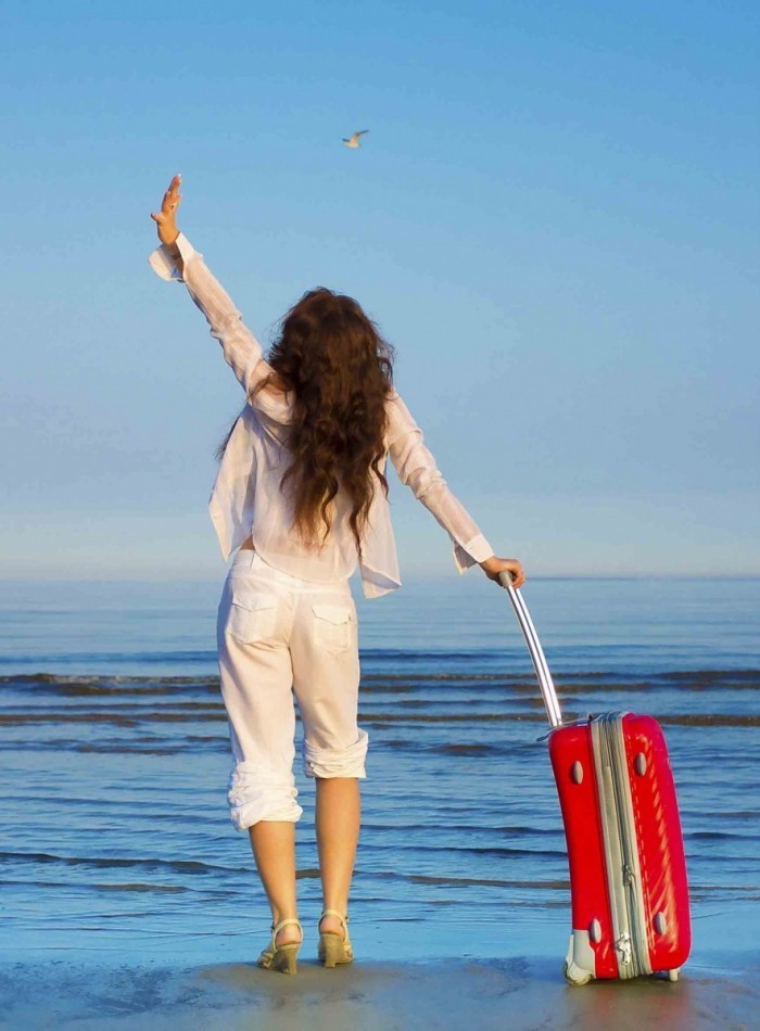 shutterstock 72851878 lr 700x950 Девушка с чемоданом у моря   Girl with a suitcase near the sea