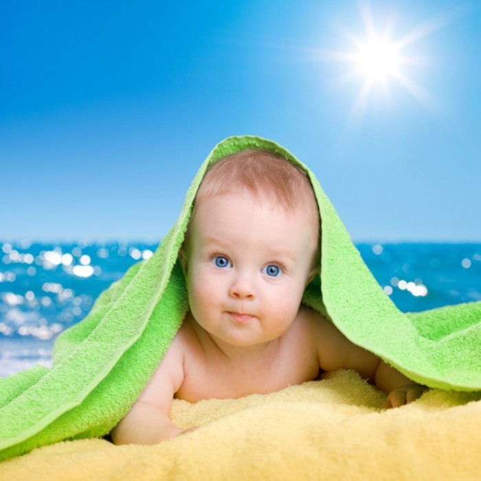 shutterstock 80696728 700x699 Малыш на пляже   Kid on the beach