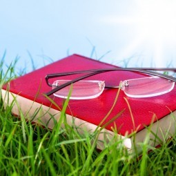 Книга с очками в траве - Book with glasses in the grass