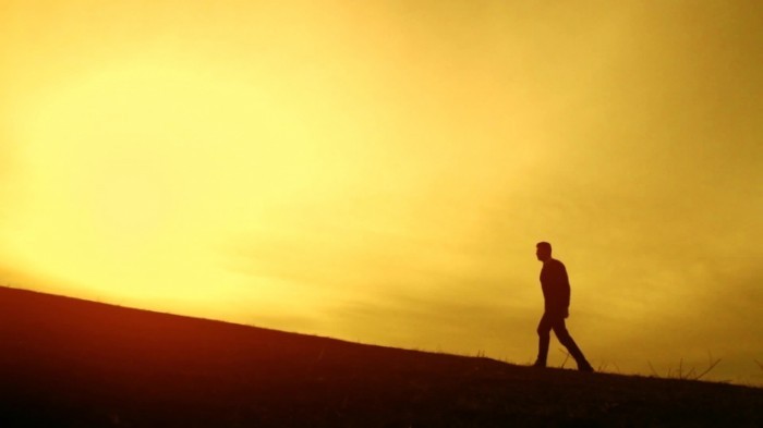 stock footage man walking up hill mountain climb sunset silhouette 700x393 Прогулка горами в закат   Walk around the corner into the sunset