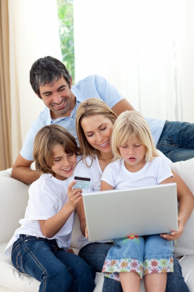 Fotolia 19119119 L 682x1024 Семья за ноутбуком   Family at a laptop