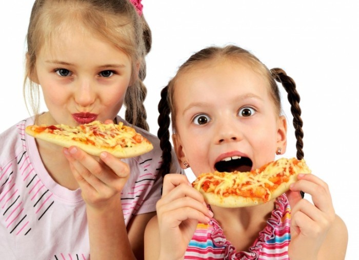 Fotolia 34033392 Subscription L 700x507 Девочки с пиццей   Girl with pizza