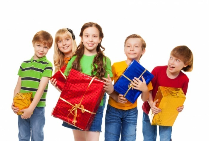 Fotolia 48080348 Subscription Monthly M1 700x473 Дети с подарками   Children with gifts