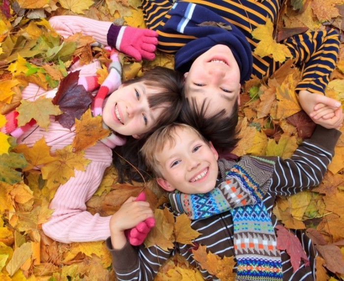 children autumn leaves 114760 700x572 Дети в осенних листьях   Children in autumn leaves