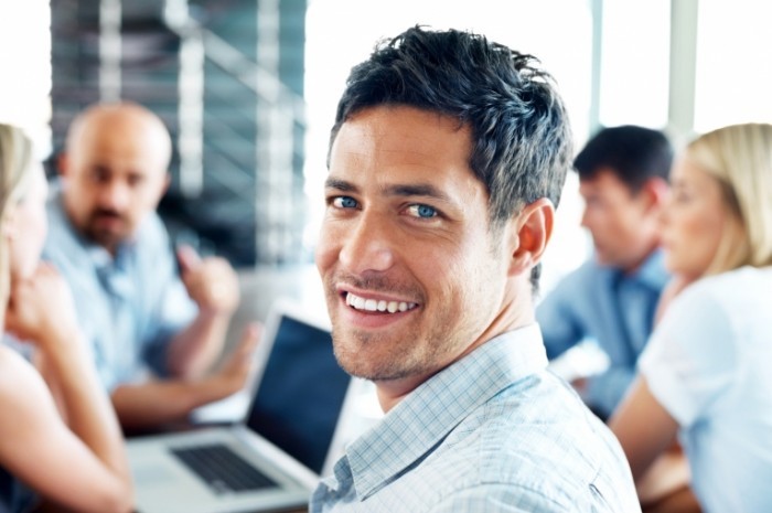 fotolia 30038705 m 700x465 Мужчина с улыбкой в офисе   Man with smile in office