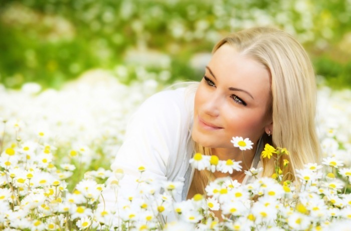 shutterstock of natural shares 25 700x460 Девушка в ромашках   Girl in daisies