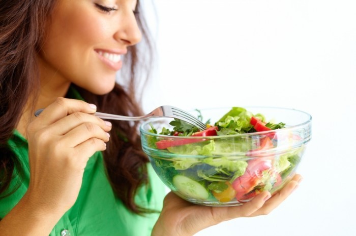 shutterstock 1165413371 700x466 Девушка с овощным салатом   Girl with vegetable salad