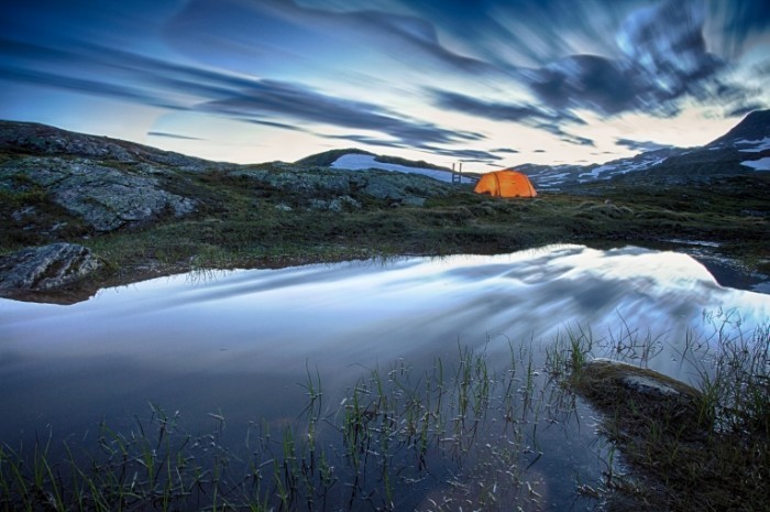 shutterstock 138687158 700x465 Озеро с палаткой   Lake with a tent