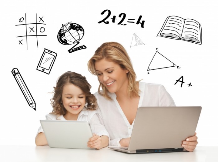 shutterstock 149214674 700x520 Женщина с девочкой за ноутбуками   Woman with a girl for laptops