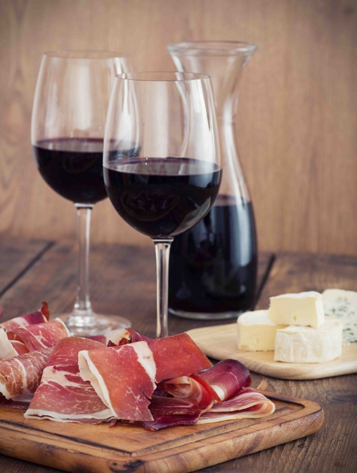 shutterstock 157134689 700x927 Вино и бекон   Wine and bacon