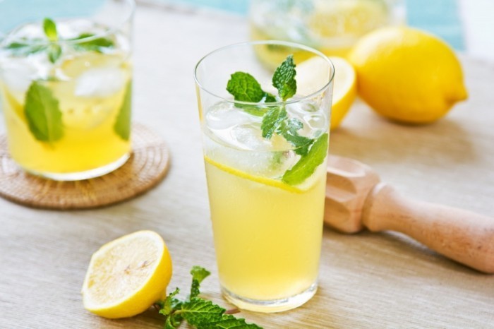 shutterstock 171620216.0 700x466 Стакан лимонада   Glass of lemonade