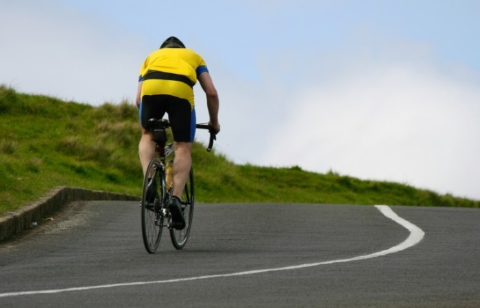 shutterstock 2403362 700x450 Велосипедист на дороге   Cyclist on the road