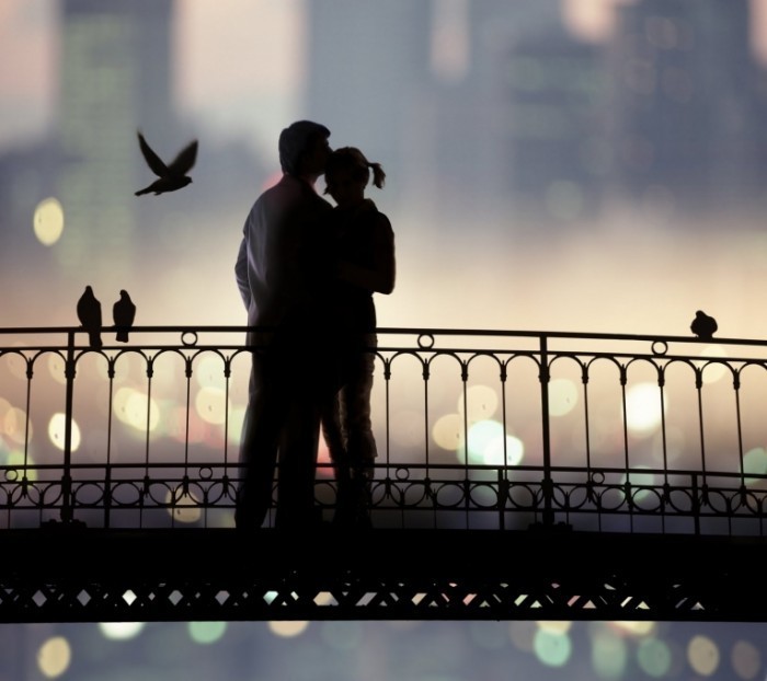 shutterstock 44258257 700x622 Пара на мосту   Couple on bridge