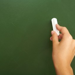 Рука с мелом на доске - Hand with chalk on a blackboard