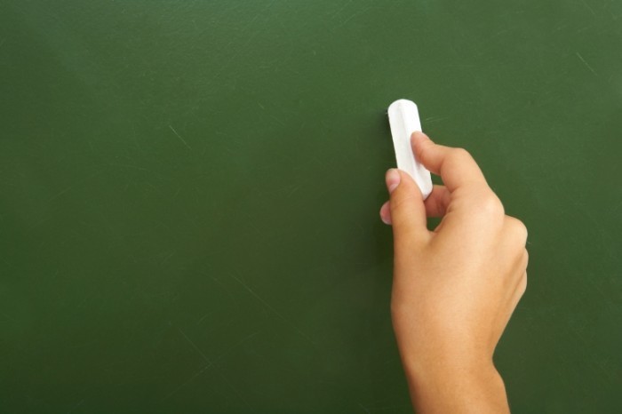 shutterstock 59561641 700x466 Рука с мелом на доске   Hand with chalk on a blackboard