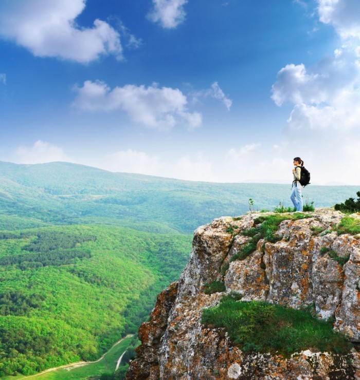 shutterstock 62911642 700x740 Туристка на вершине горы   Tourist on a mountain top