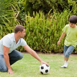 Мальчик с папой с мячом - Boy and dad with the ball