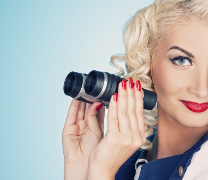 Depositphotos 1421555 L 700x603 Блондинка с биноклем   Blonde girl with binoculars