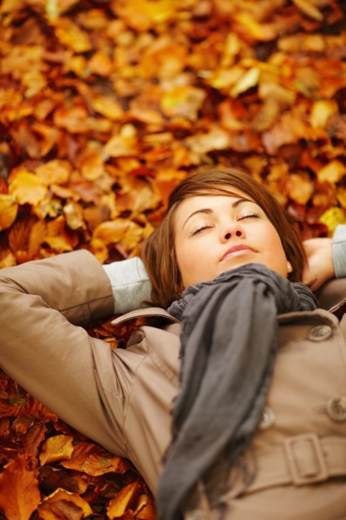 Depositphotos 3289496 m 682x1024 Девушка в осенних листьях   Girl in autumn leaves