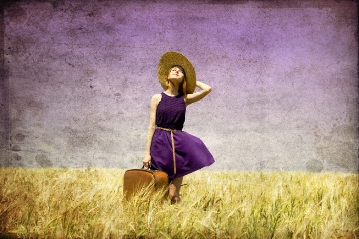 Depositphotos 6448815 m 700x466 Девушка в шляпе с чемоданом   Girl in hat with suitcase