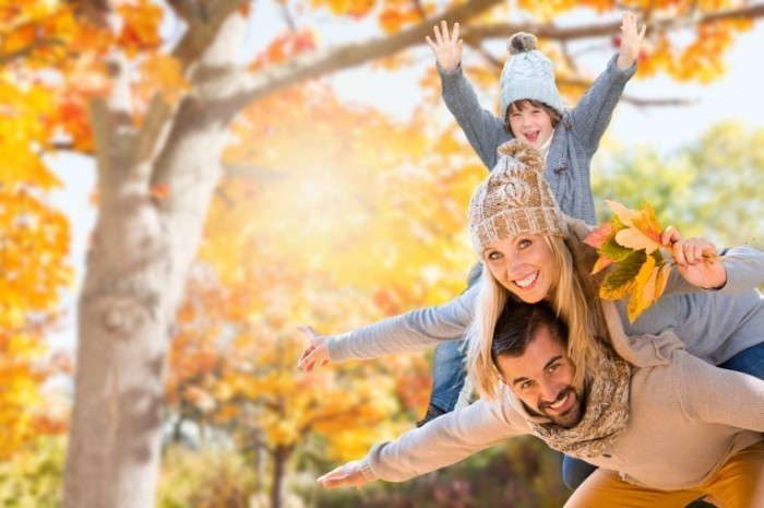 Fotolia 56034638 Subscription Monthly M 1 700x465 Семья осенью   Family in autumn