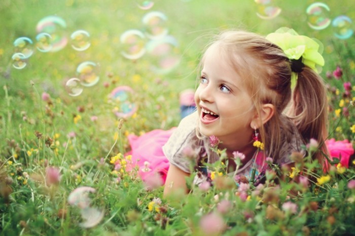 Fotolia WildflowerGirl 700x466 Девочка с мыльными пузырями   Girl with soap bubbles