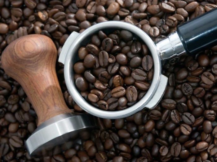 coffee beans istock 700x524 Зерна кофе и ручная кофемолка   Coffee beans and coffee grinder manual