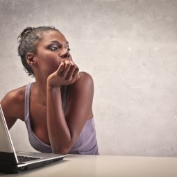 Африканка за ноутбуком - African woman at a laptop